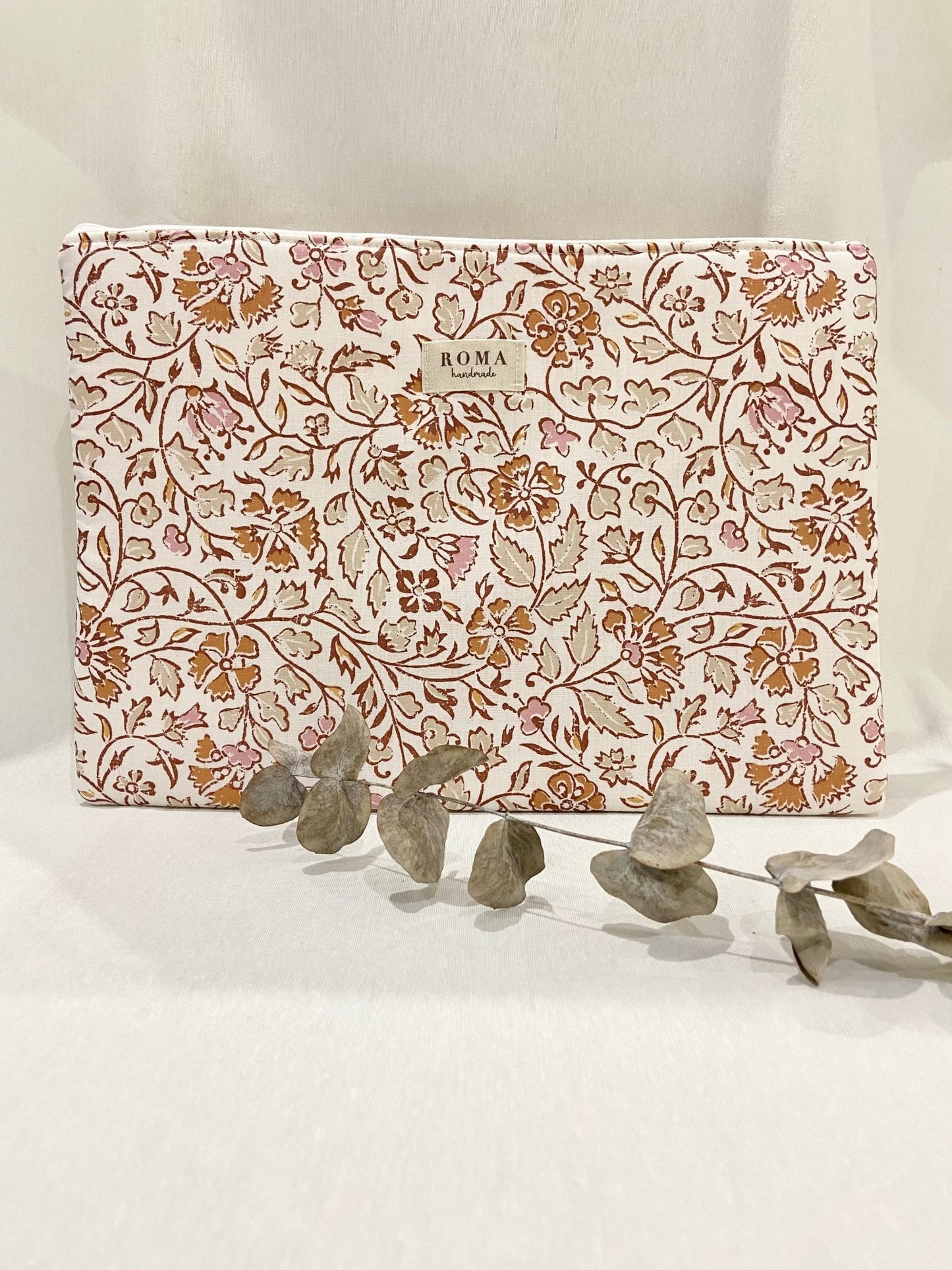 Funda ordenador o tablet AGATHA hecho artesanalmente en España.