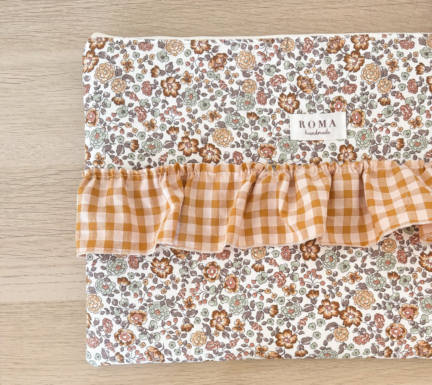 Funda ordenador o tablet BRUNA + VICHY CARAMELO hecho artesanalmente en España.