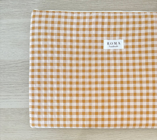 Funda ordenador o tablet VICHY CARAMELO hecho artesanalmente en España.