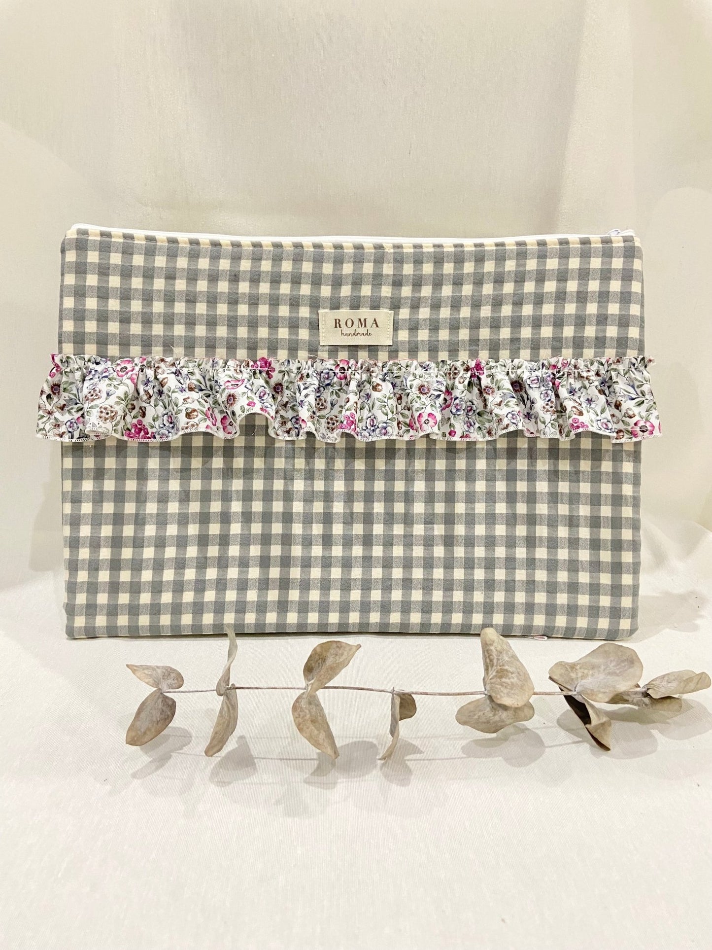 Funda ordenador o tablet VICHY GRIS + VOLANTE hecho artesanalmente en España.