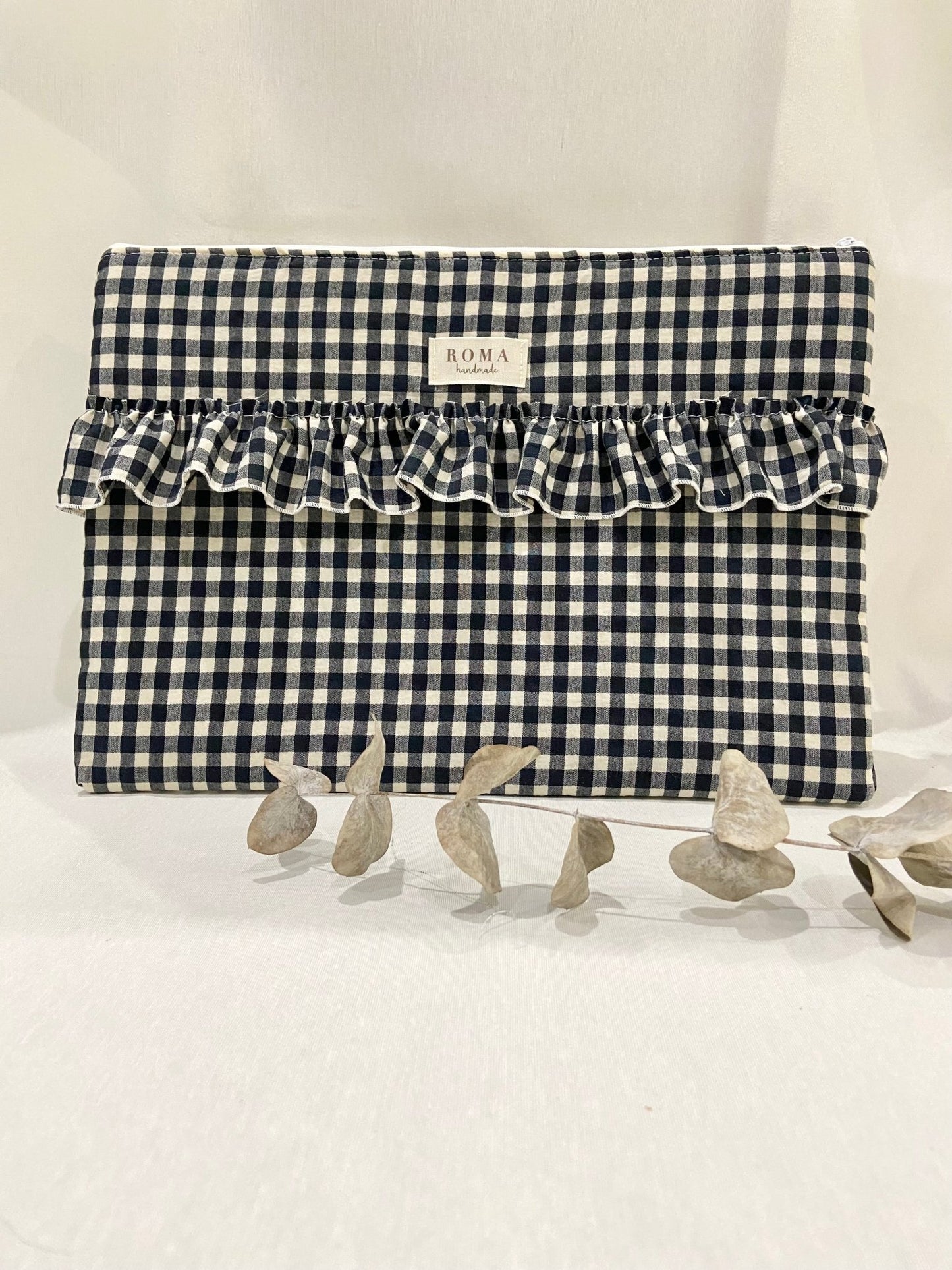 Funda ordenador o tablet VICHY NEGRO + VOLANTE hecho artesanalmente en España.