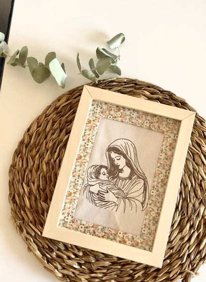 Cuadro bordado "Virgen de la Familia" hecho artesanalmente en España.