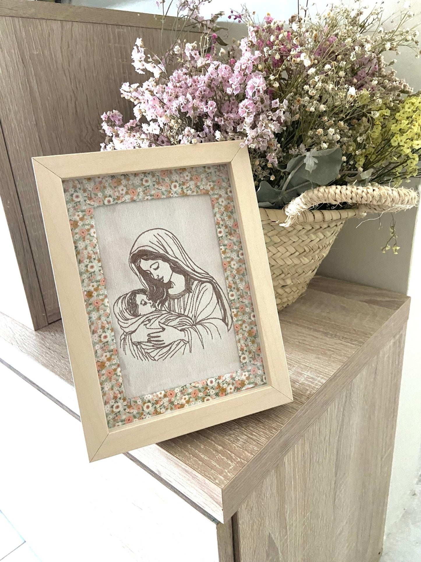 Cuadro bordado "Virgen de la Familia" hecho artesanalmente en España.