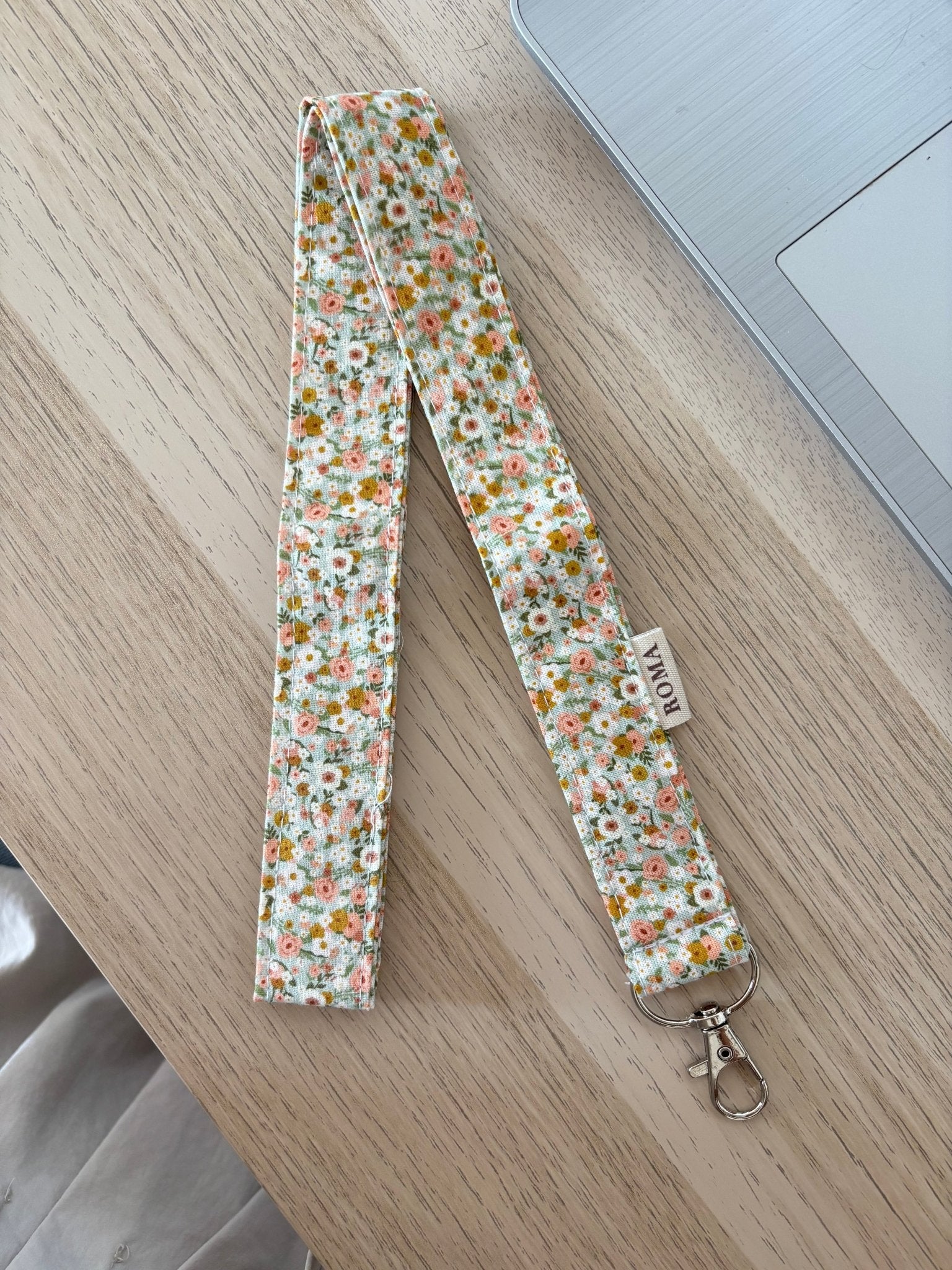 Cuelgallaves - lanyard CARLOTA hecho artesanalmente en España.