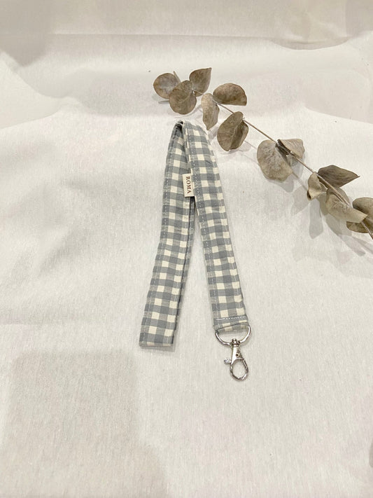 Cuelgallaves - lanyard VICHY GRIS hecho artesanalmente en España.