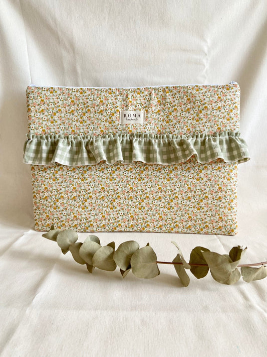 Funda ordenador o tablet CARLOTA + VOLANTE hecho artesanalmente en España.