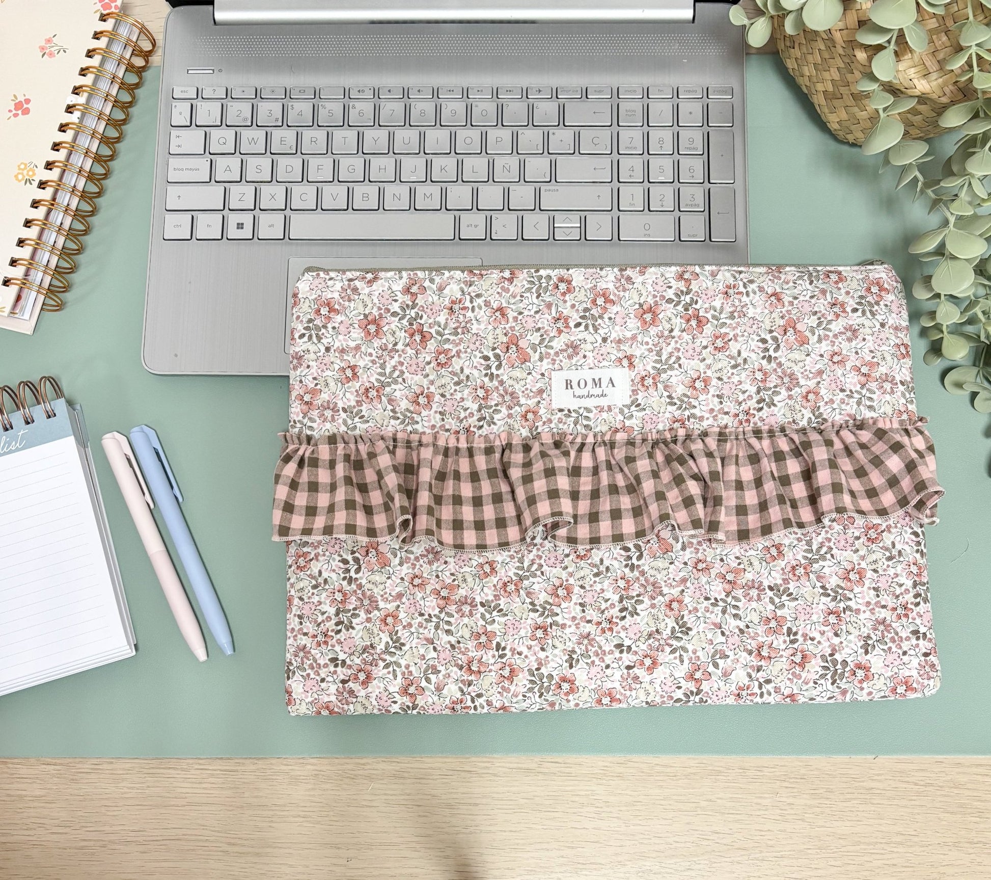 Funda ordenador o tablet NOA + VICHY CHOCOLATE hecho artesanalmente en España.