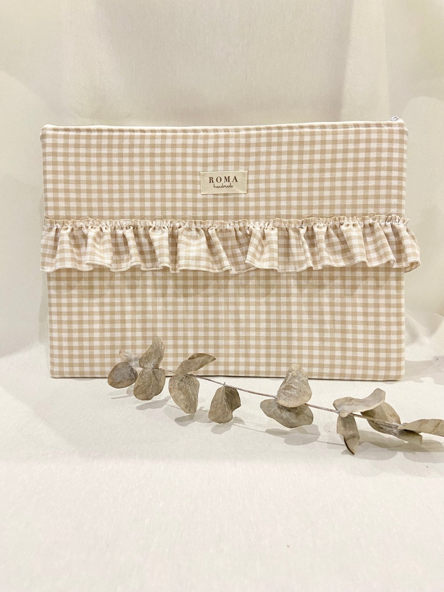 Funda ordenador o tablet VICHY BEIGE + VOLANTE hecho artesanalmente en España.