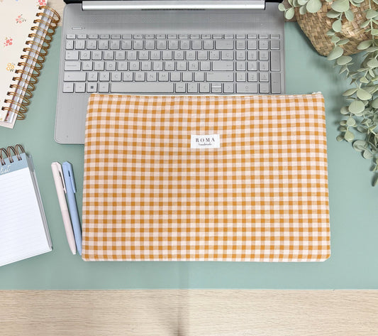 Funda ordenador o tablet VICHY CARAMELO hecho artesanalmente en España.