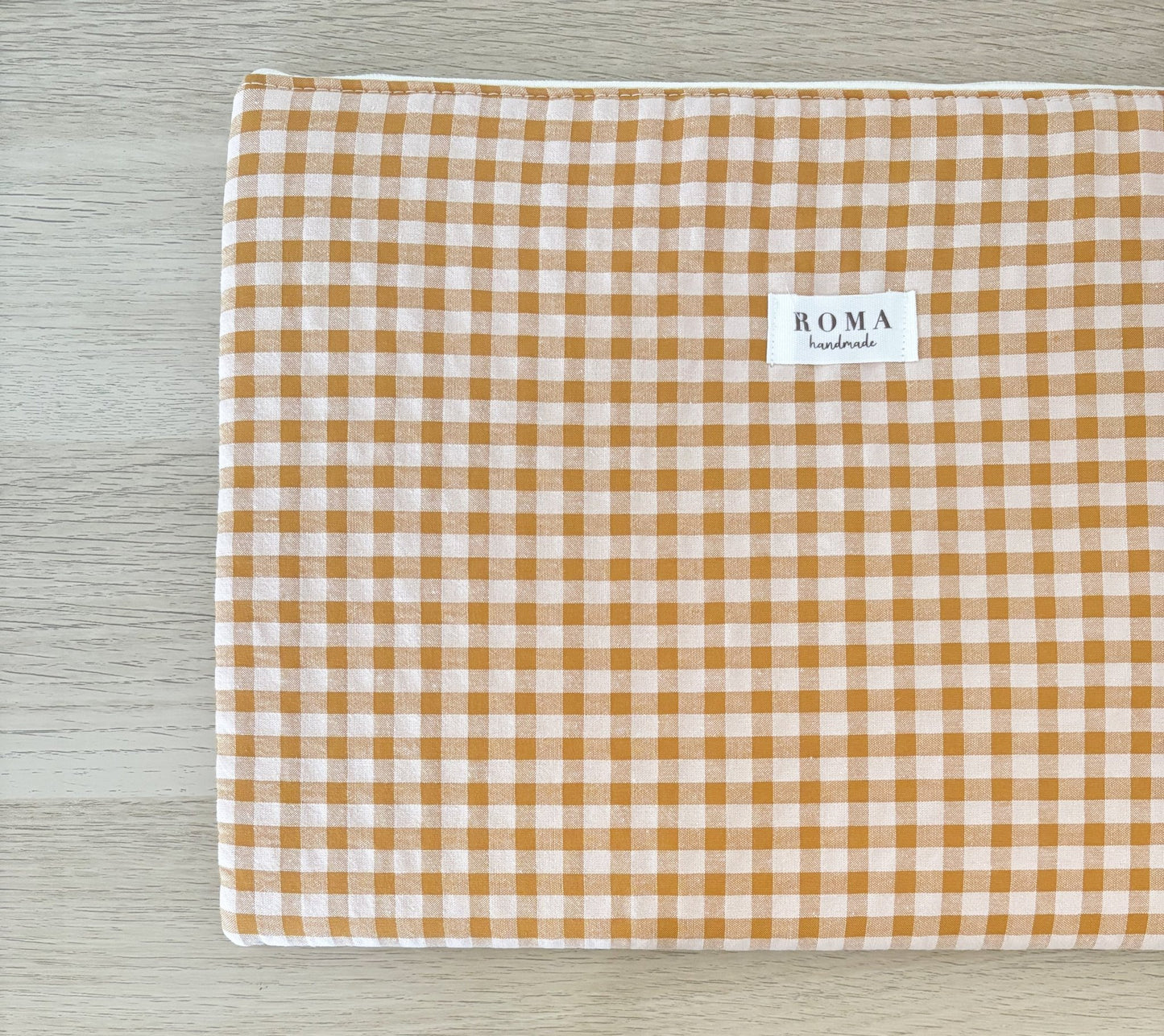 Funda ordenador o tablet VICHY CARAMELO hecho artesanalmente en España.