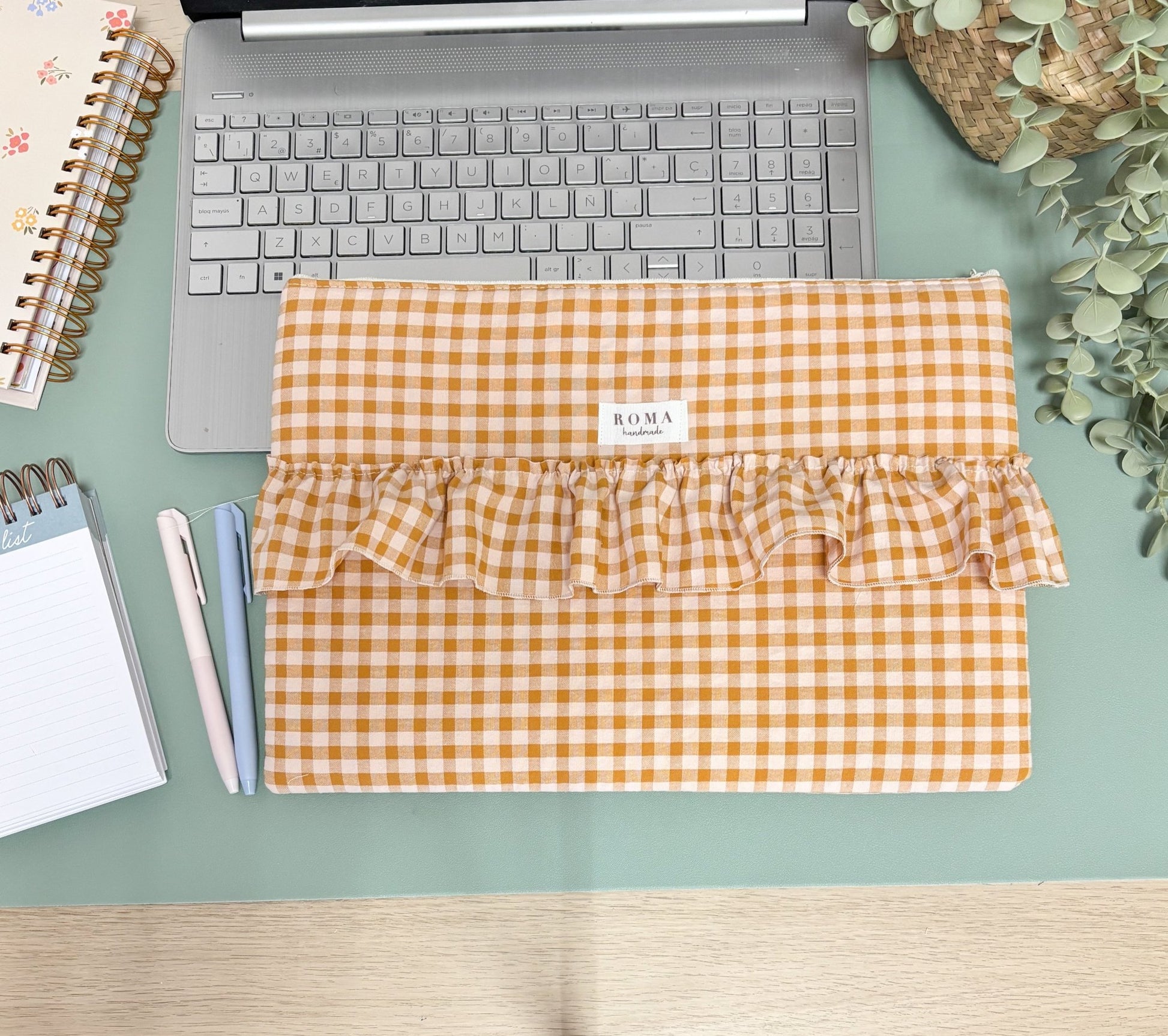 Funda ordenador o tablet VICHY CARAMELO + CARAMELO hecho artesanalmente en España.