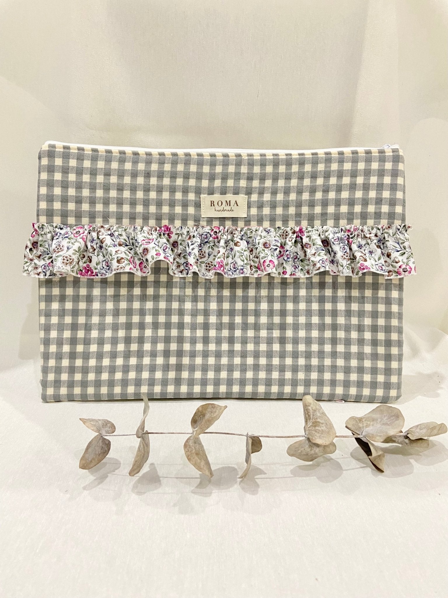 Funda ordenador o tablet VICHY GRIS + VOLANTE hecho artesanalmente en España.