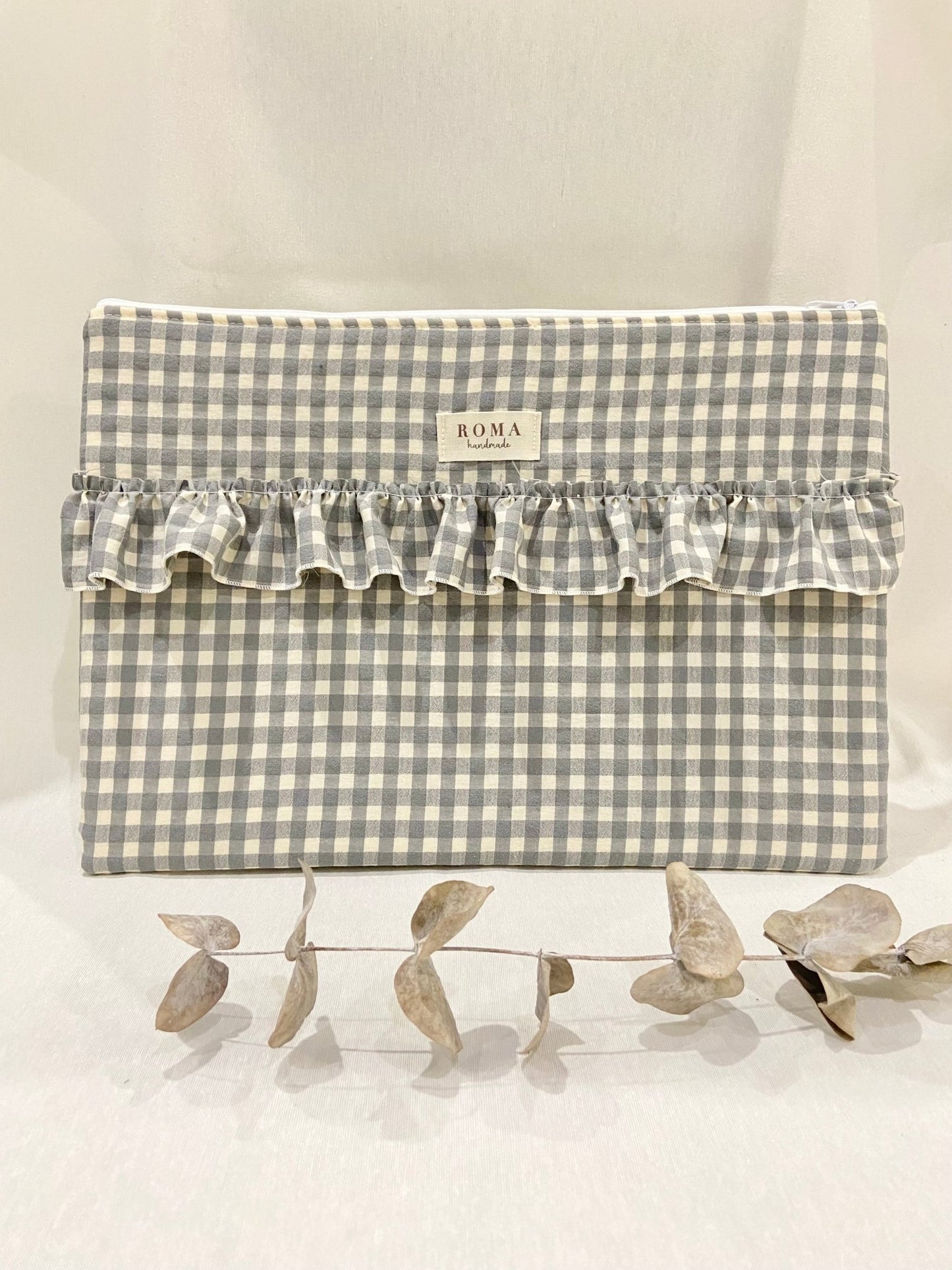 Funda ordenador o tablet VICHY GRIS + VOLANTE hecho artesanalmente en España.