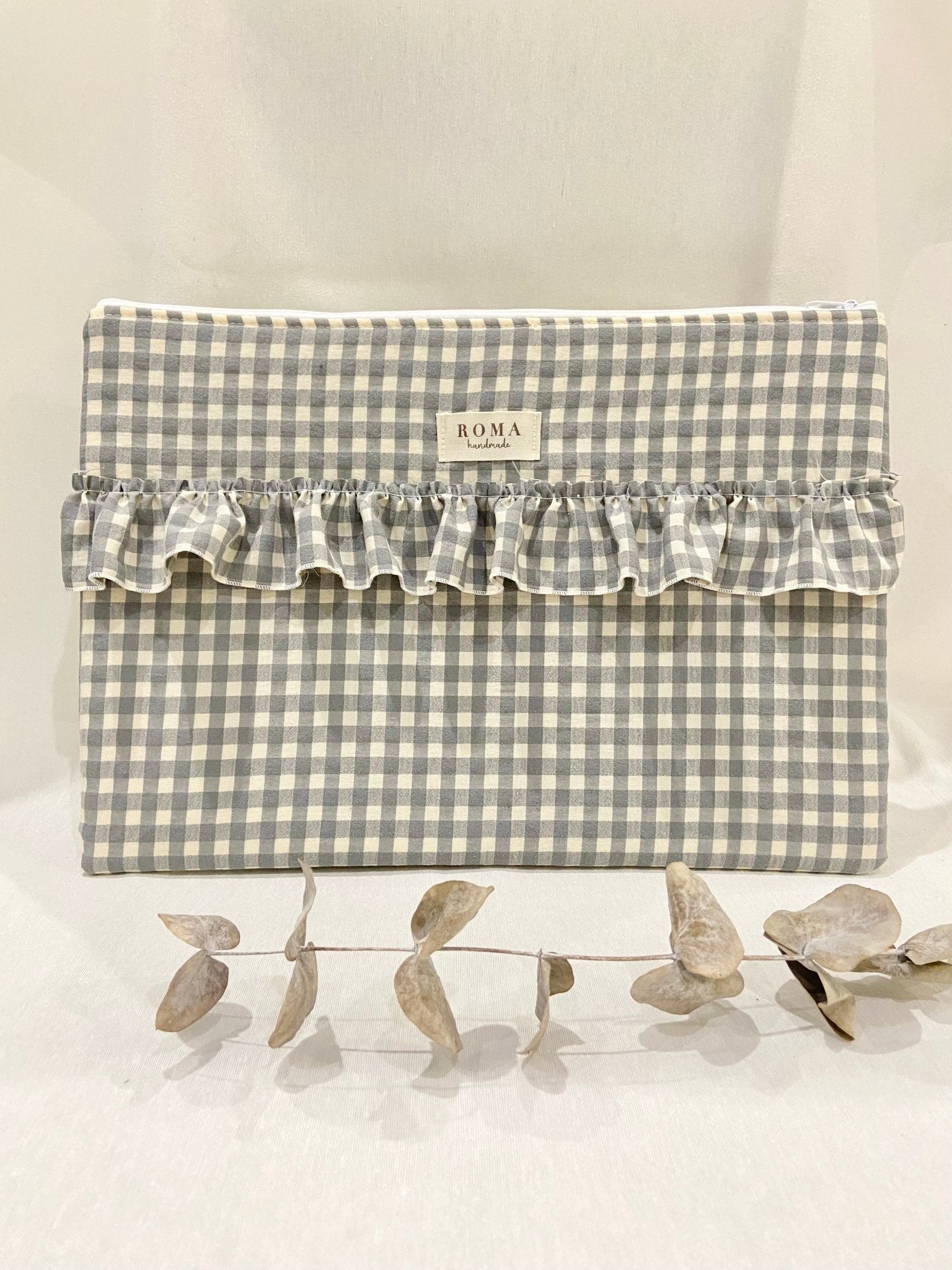 Funda ordenador o tablet VICHY GRIS + VOLANTE hecho artesanalmente en España.