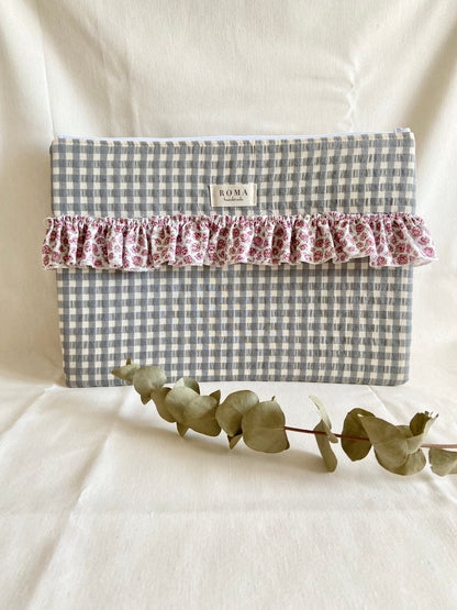 Funda ordenador o tablet VICHY GRIS + VOLANTE hecho artesanalmente en España.