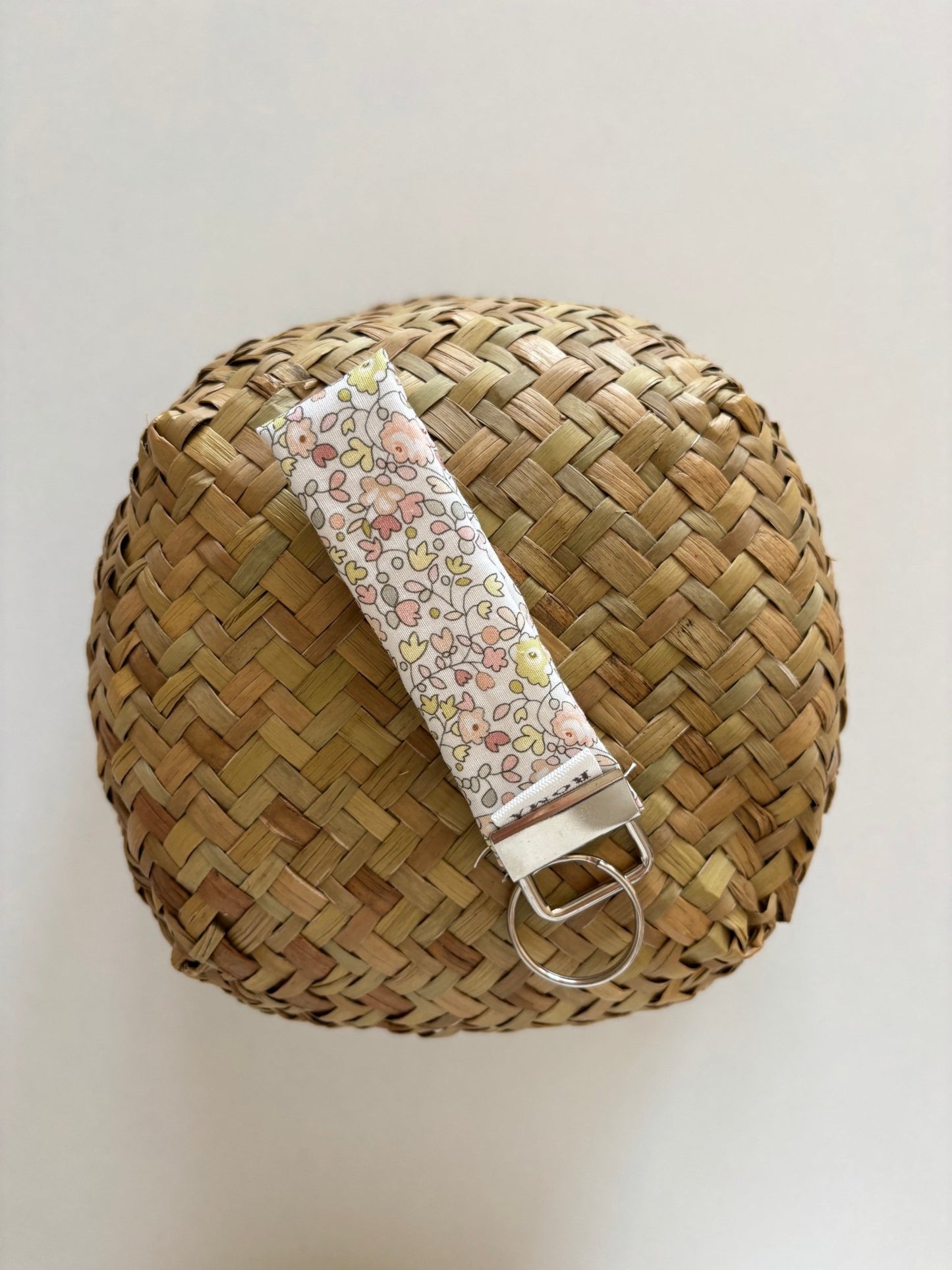 Llavero JULIETA hecho artesanalmente en España.