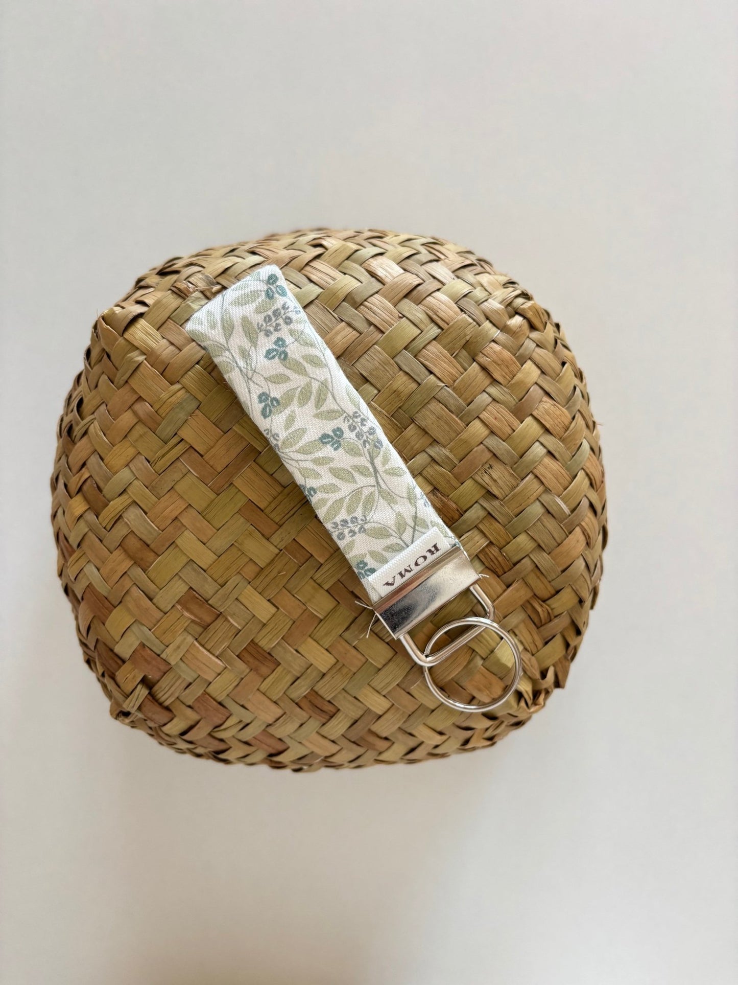 Llavero OLIVIA hecho artesanalmente en España.