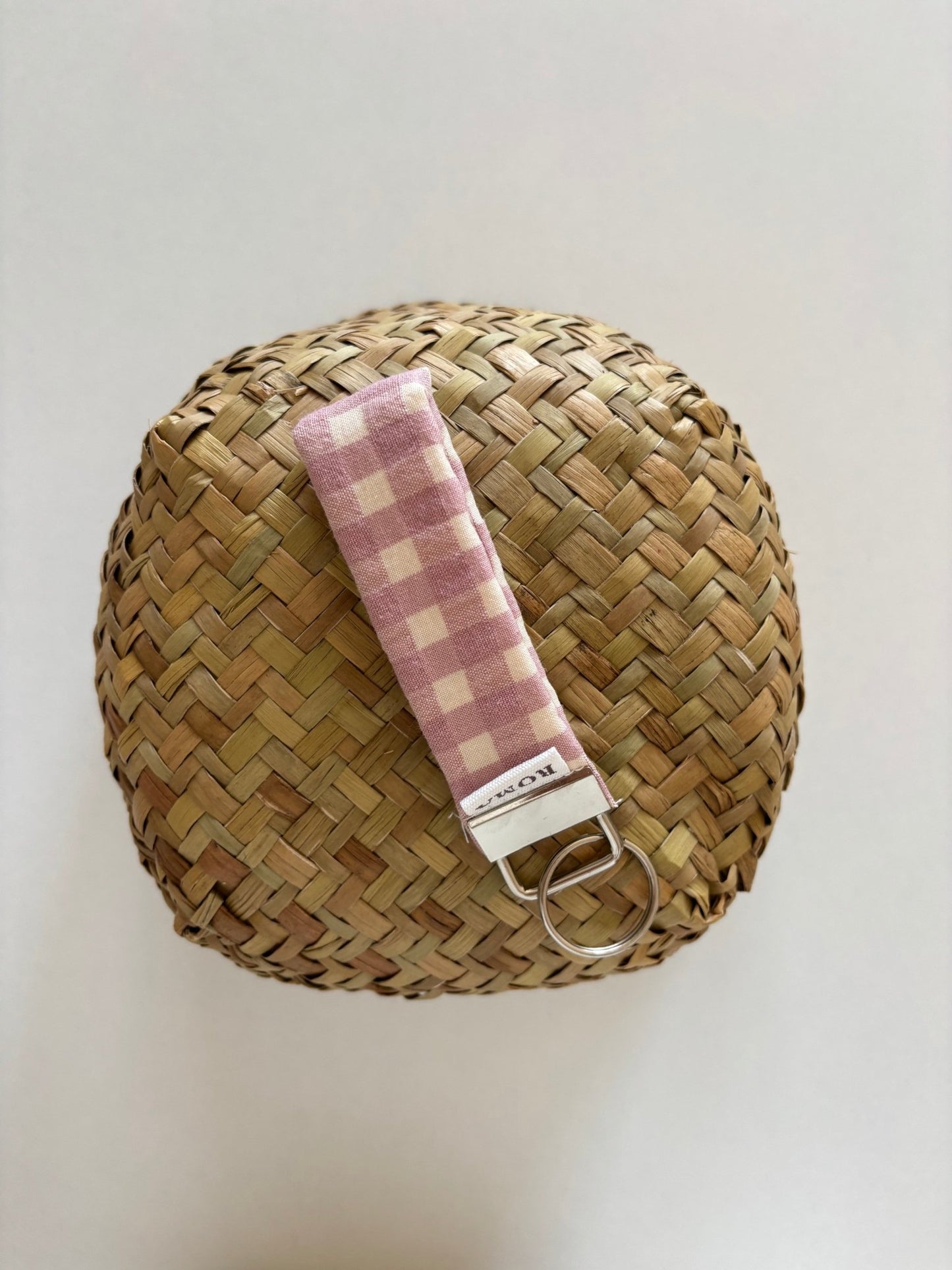 Llavero VICHY ROSA hecho artesanalmente en España.