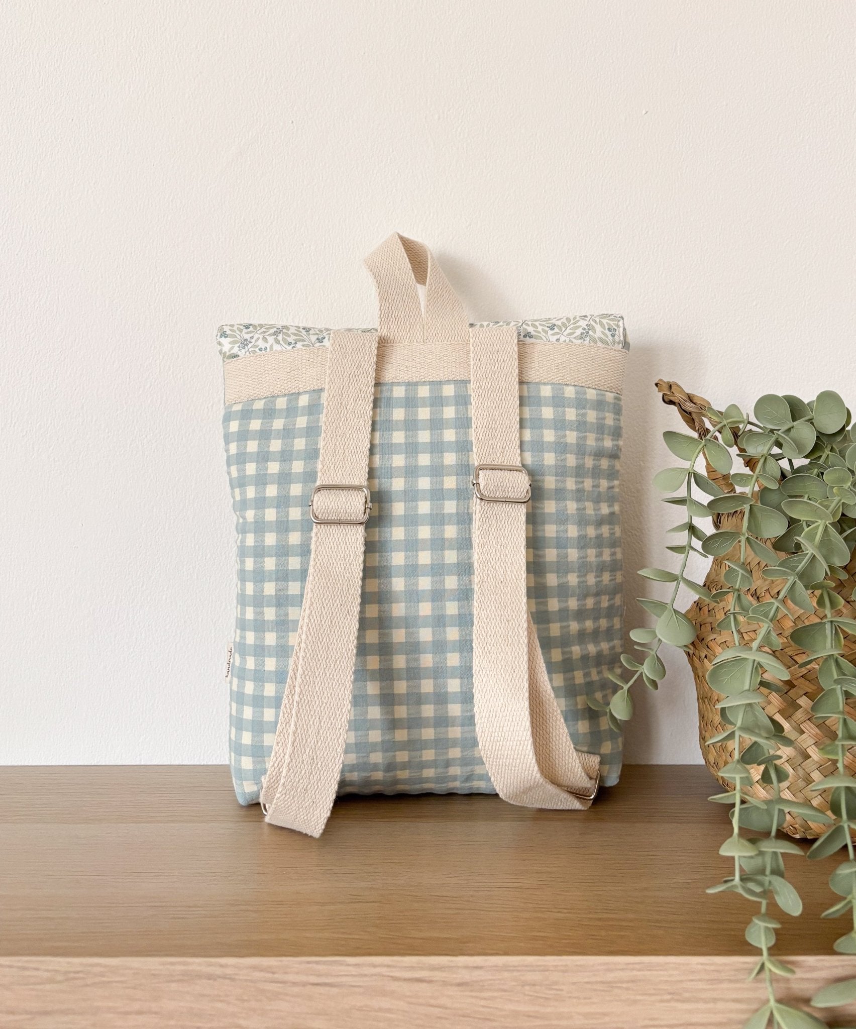 Mochila solapa VICHY AQUA + OLIVIA hecho artesanalmente en España.