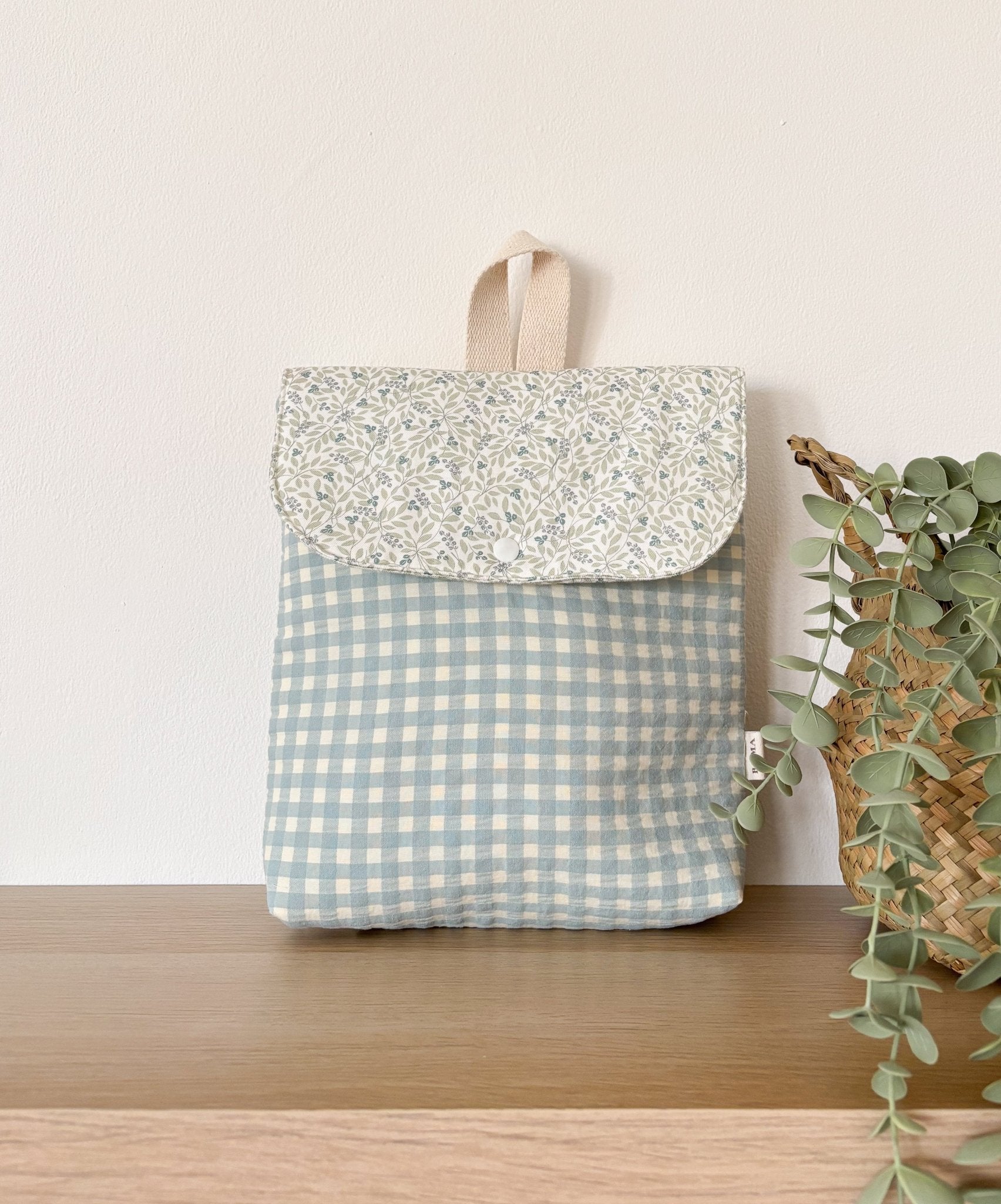 Mochila solapa VICHY AQUA + OLIVIA hecho artesanalmente en España.