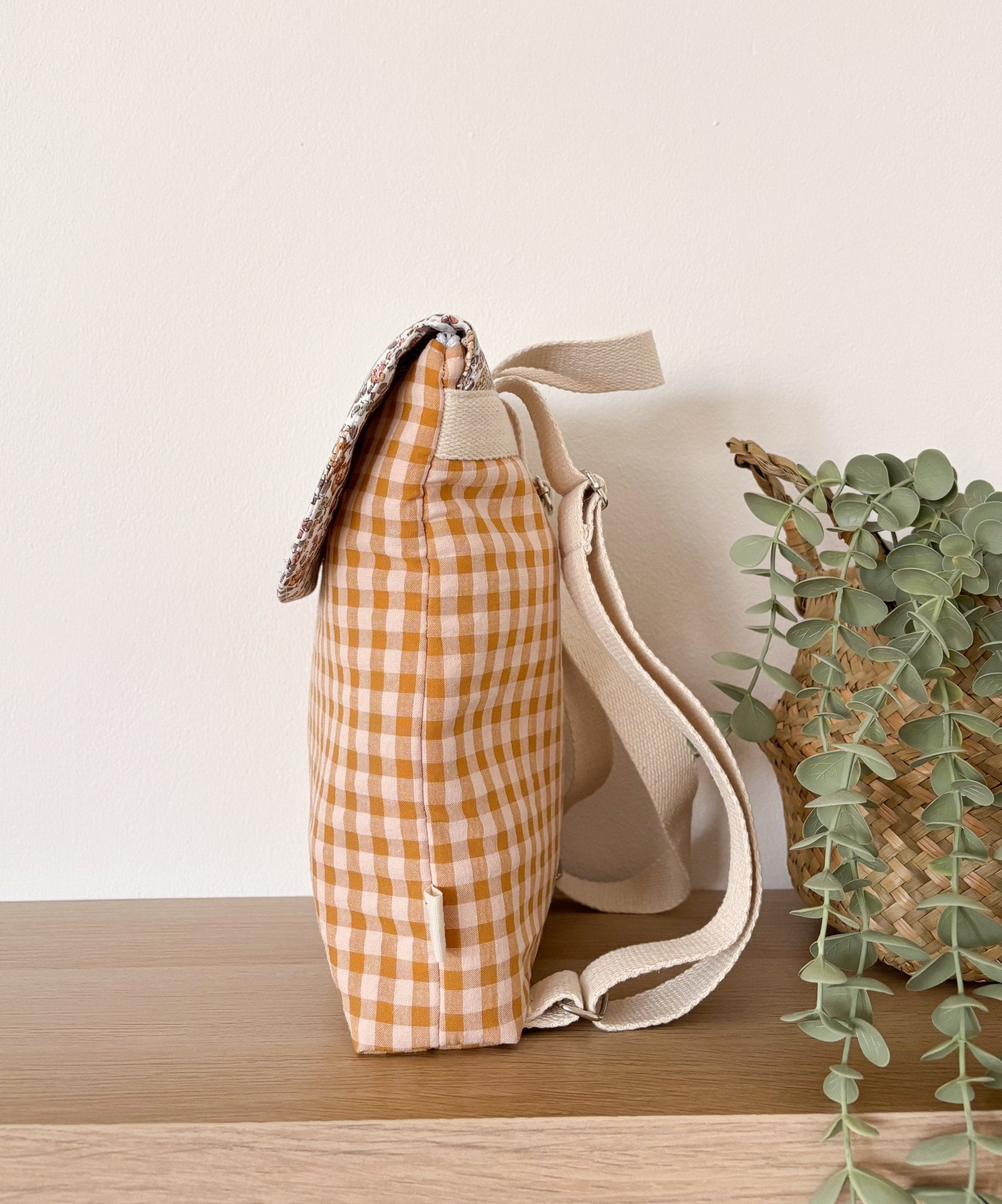 Mochila solapa VICHY CARAMELO + BRUNA hecho artesanalmente en España.