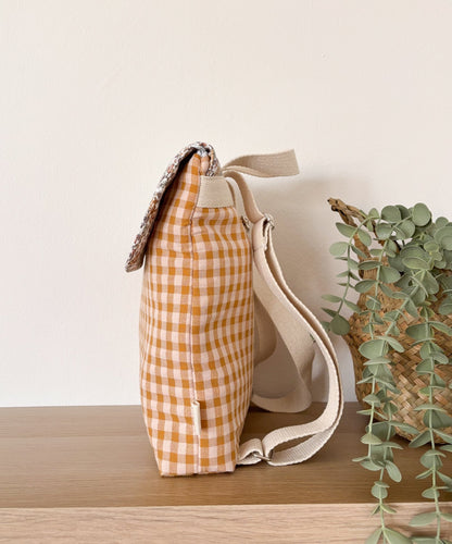 Mochila solapa VICHY CARAMELO + BRUNA hecho artesanalmente en España.