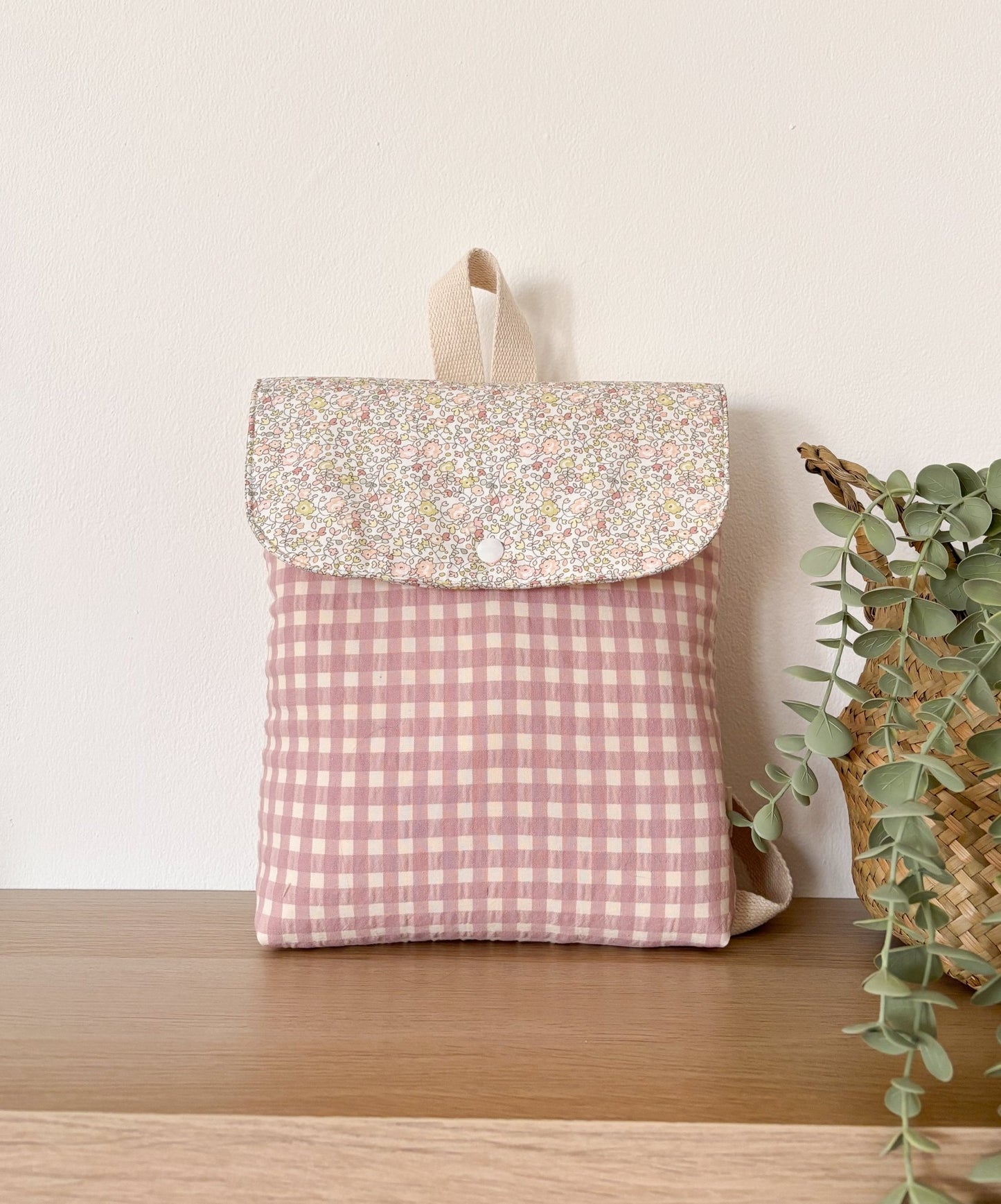 Mochila solapa VICHY ROSA + JULIETA hecho artesanalmente en España.