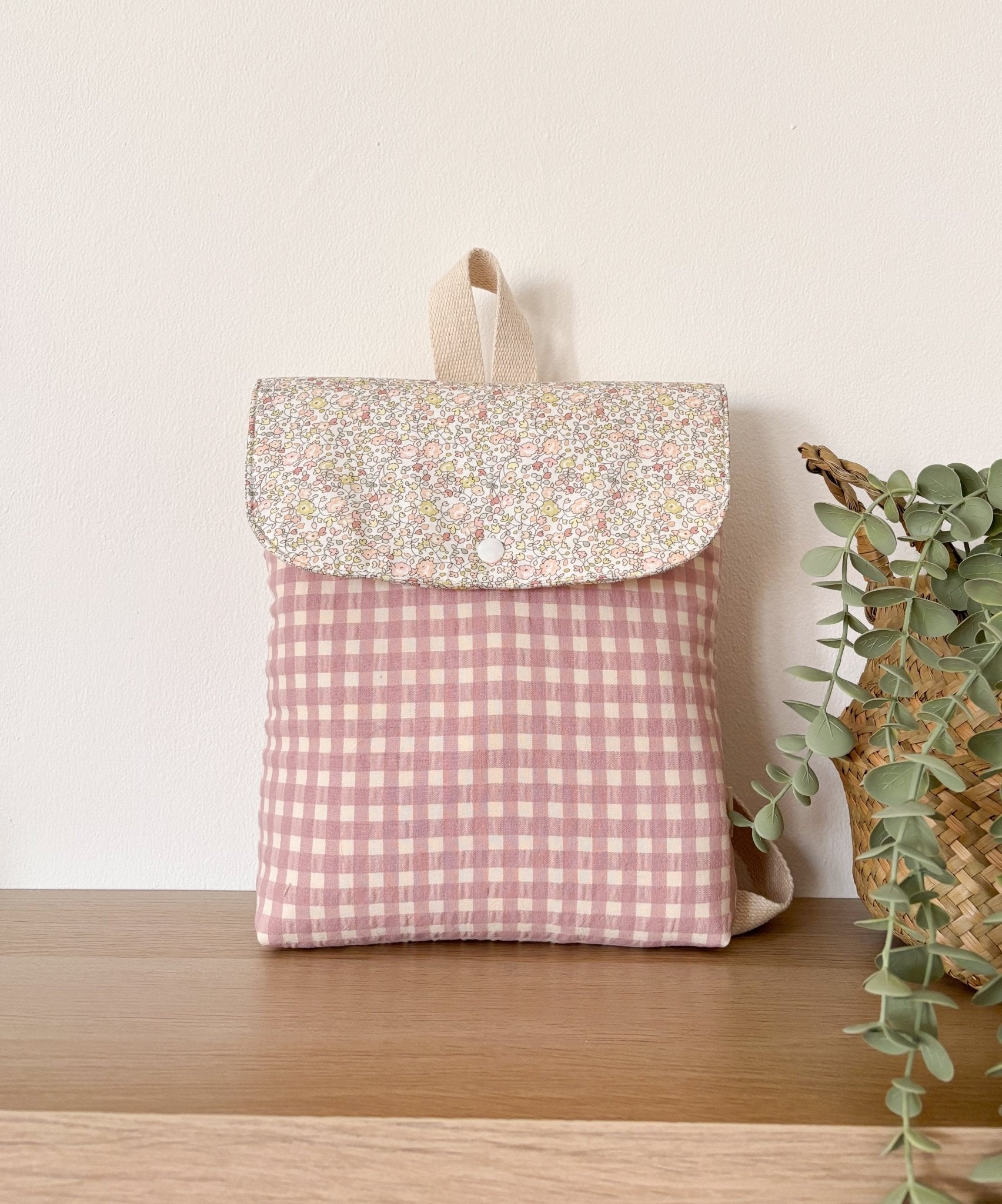 Mochila solapa VICHY ROSA + JULIETA hecho artesanalmente en España.