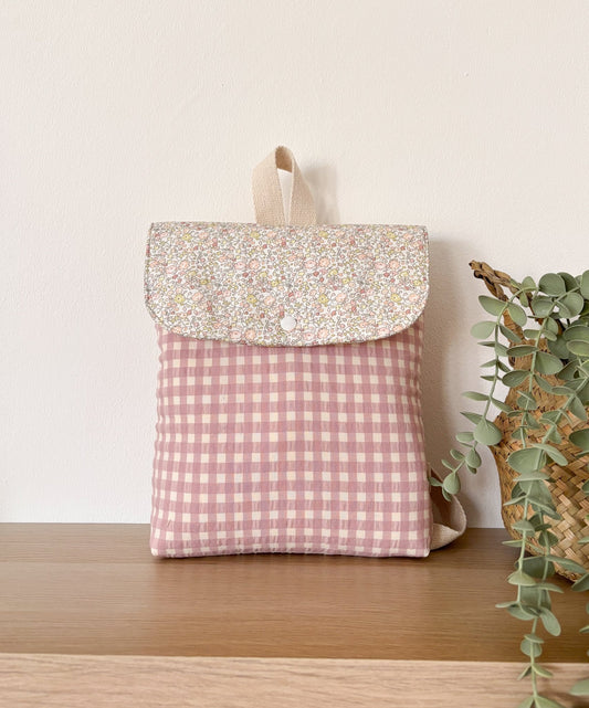 Mochila solapa VICHY ROSA + JULIETA hecho artesanalmente en España.